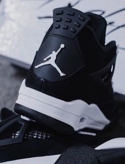 Jordan 4s white thunder