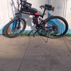 New electric bike gose 25mph come with charger N 2 extra tires ready to go.. esta Nuevo va 25mph tiene su cargador y 2 camaras extra no tiene nada de 