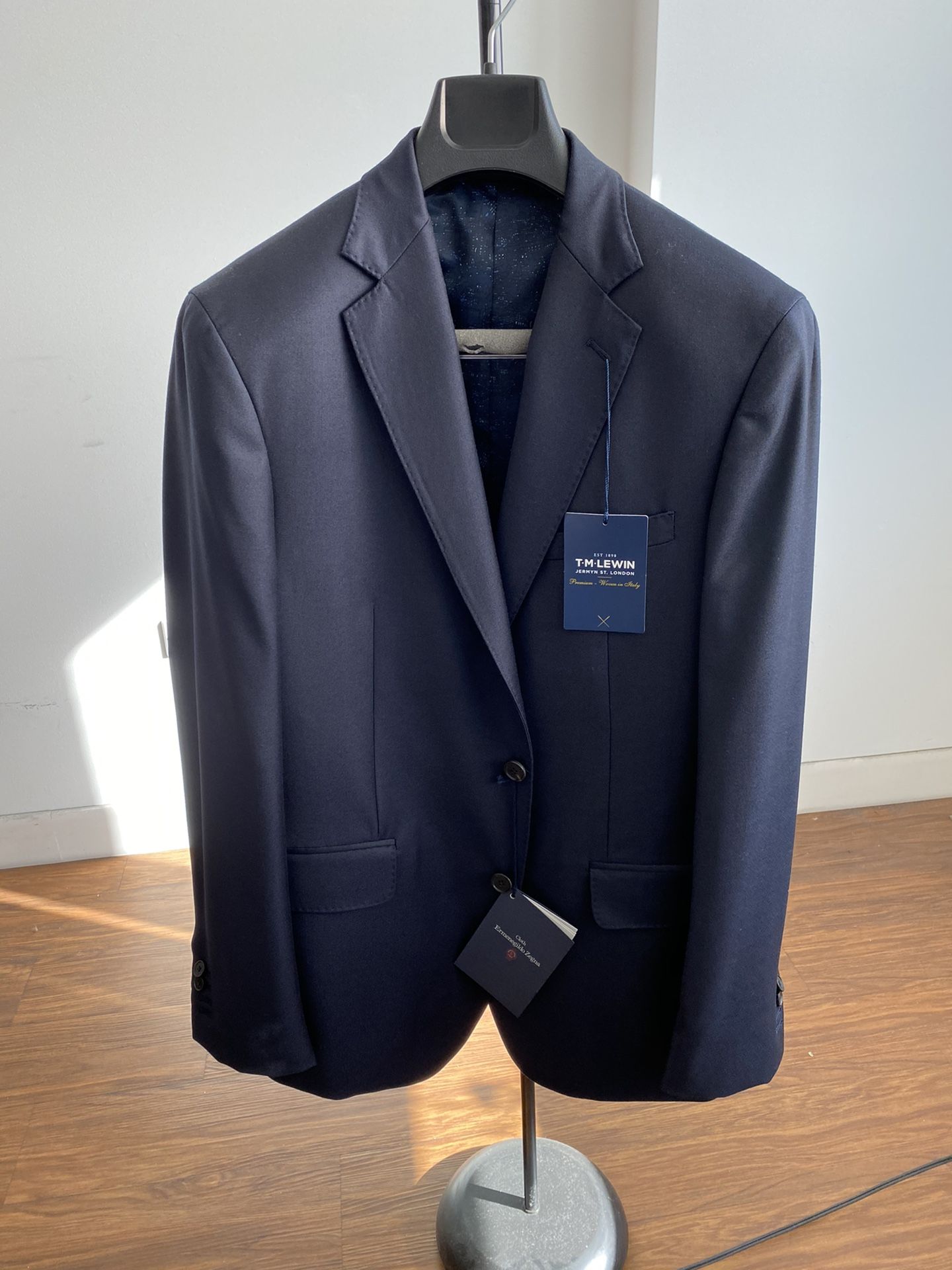 NEW, Ermenegildo Zegna Fabric, Australian Wool, Real Horn button, Suit