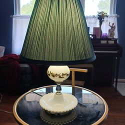  REALLY NICE LOOKING VINTAGE  MILK GLASS LAMP  16.5 INCHES TALL  WORKS GREAT 