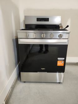 Whirlpool 30" Stainless Steel Gas Range – Like New – 5 Burners & Air Fry