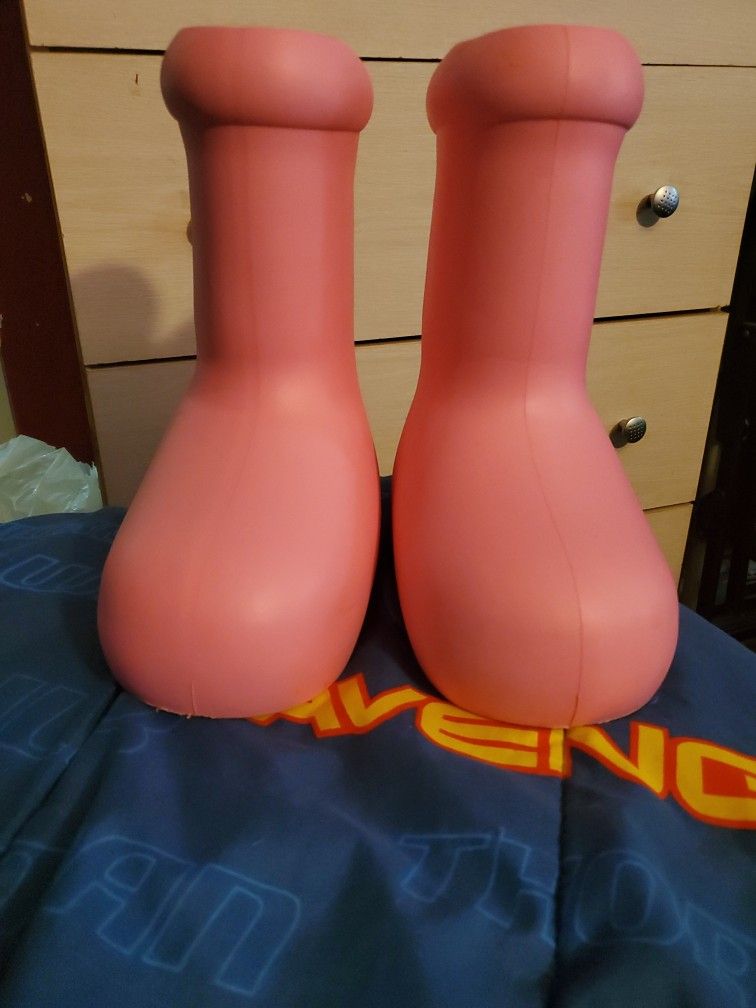 PINK ASTRO BOOTS /RUBBER RAINBOOTS SZ. 8