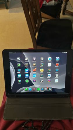 Apple iPad 7th Gen perfect condition! ( comes with case and screen cover)