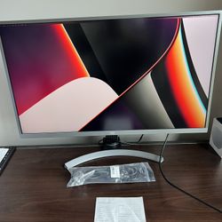 ROTATING 32 in. 4K 60Hz Monitor. 