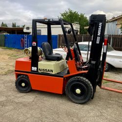 Nissan Forklift (READ LISTING)