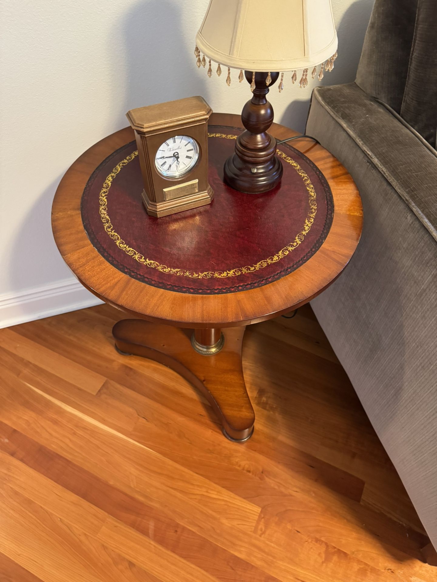 A Cute Side Round Table