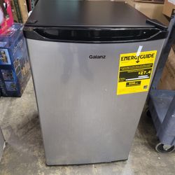 Galanz mini fridge 4.3 cu ft.
20x21x33"

$125 FIRM