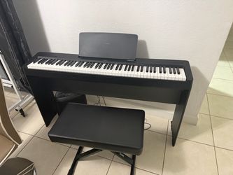 Piano Digital Yamaha P-143B con Base y Banco (Como Nuevo)