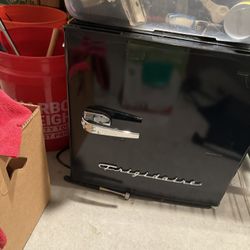 frigidaire mini fridge retro