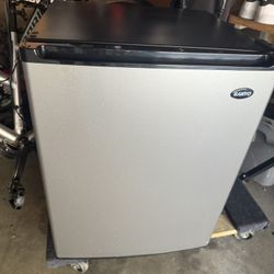 Sanyo Mini Fridge 2.5 cu