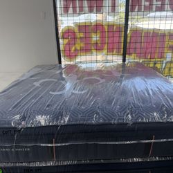 KING SIZE STEARNS & FOSTER LUX ESTATE (SOFT) PILLOW TOP MATTRESS & BOX SPRINGS BED SET