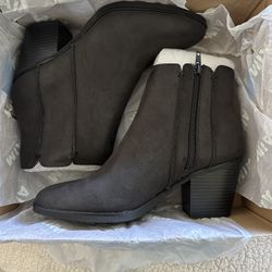 Size 7.5 Women’s Ankle Bootie (Black)