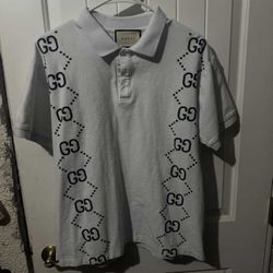 i’m selling this bundle of clothes all 100% authentic !!