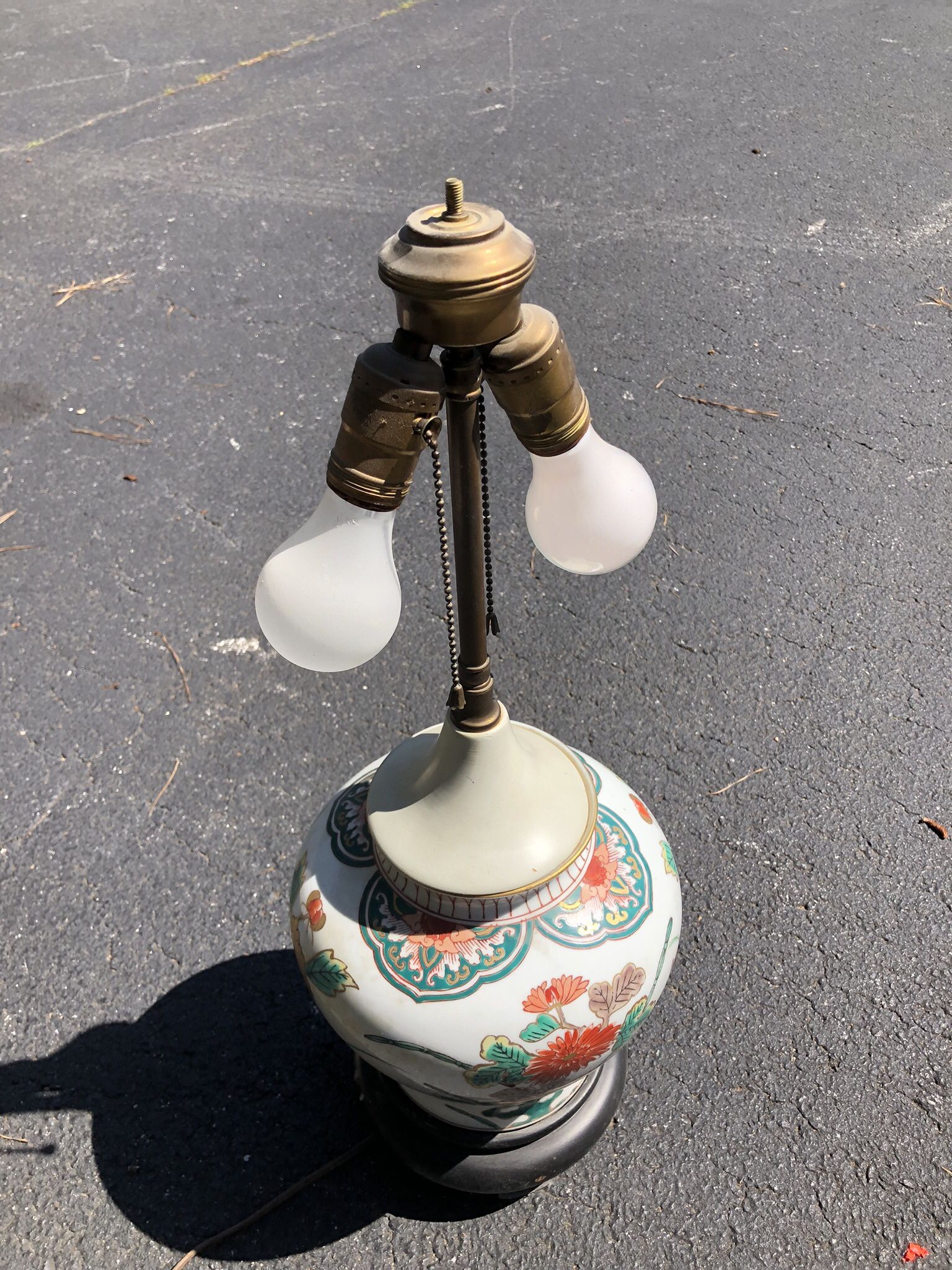 Beautiful Vintage porcelain Asian table lamp