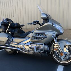 Honda 2003 GL1800 Goldwing Motorcycle - CLEAN TITLE WITH EXTRAS!