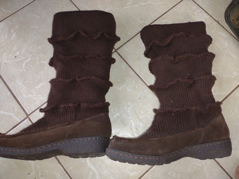 Fully Lined Woman's Boots. 
