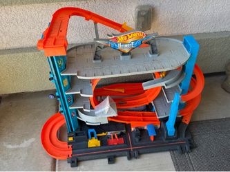 Hot Wheels Shark Ultimate Garage