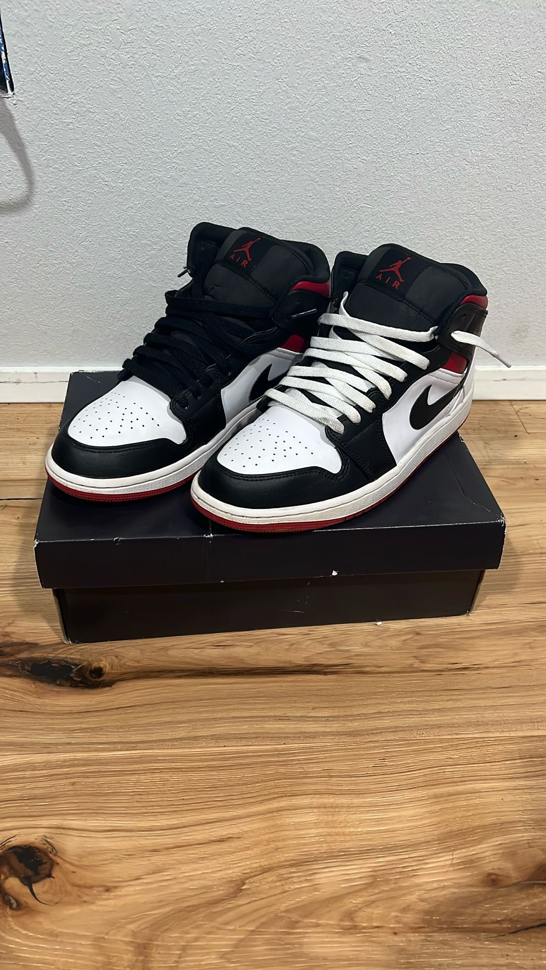 Jordan 1 Red Black White