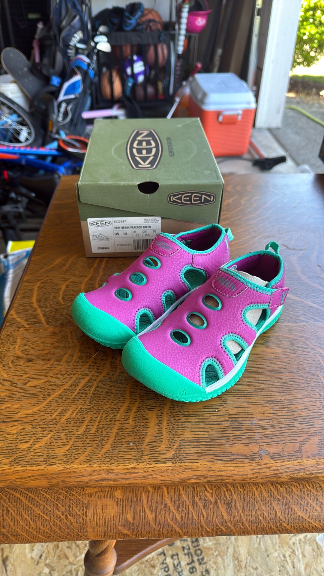 Brand New Keen Stingray Sandals Size 13 Girls