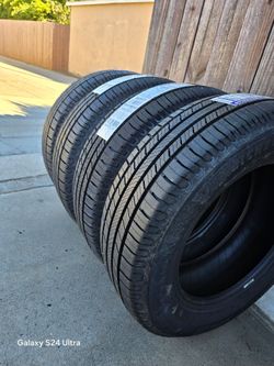 225/65/17" Michelin Defender