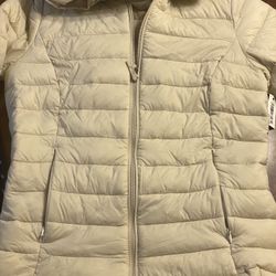Amazon Essentials Women's Lightweight Long-Sleeve Full-Zip Water-Resistant Packable Hooded Puffer Jacket