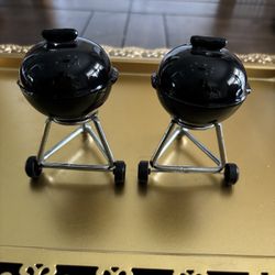 Pair Of Vintage Black Charcoal Grill Salt And Pepper Shakers 
