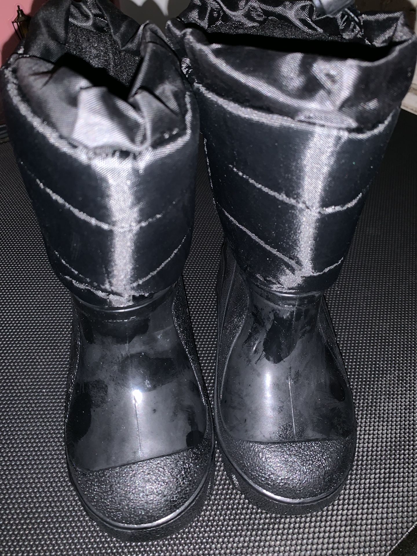 Boys or Girls Winter ❄️ Boots ( size 8)