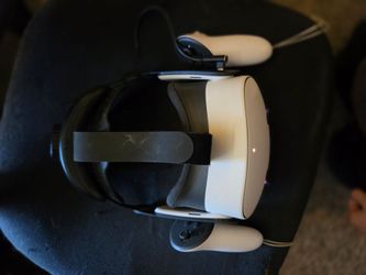 Oculus 3s vr headset with a battery pack and two controllers