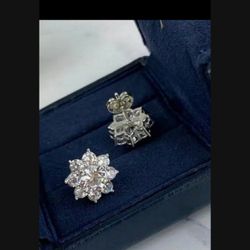 GENUINE 18 KT MOISSANITE FLOWER EARRING SET