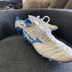 MIZUNOS: Morelia Neo Size 9 ( Negotiable Price)