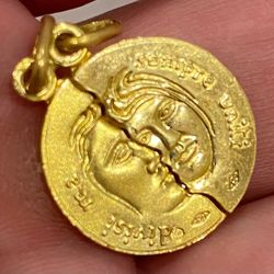 Brand new 18CT Solid Gold Italian designed pendant is a beautiful rare find. It has never been worn and both halves are complete. The twin pendant cha