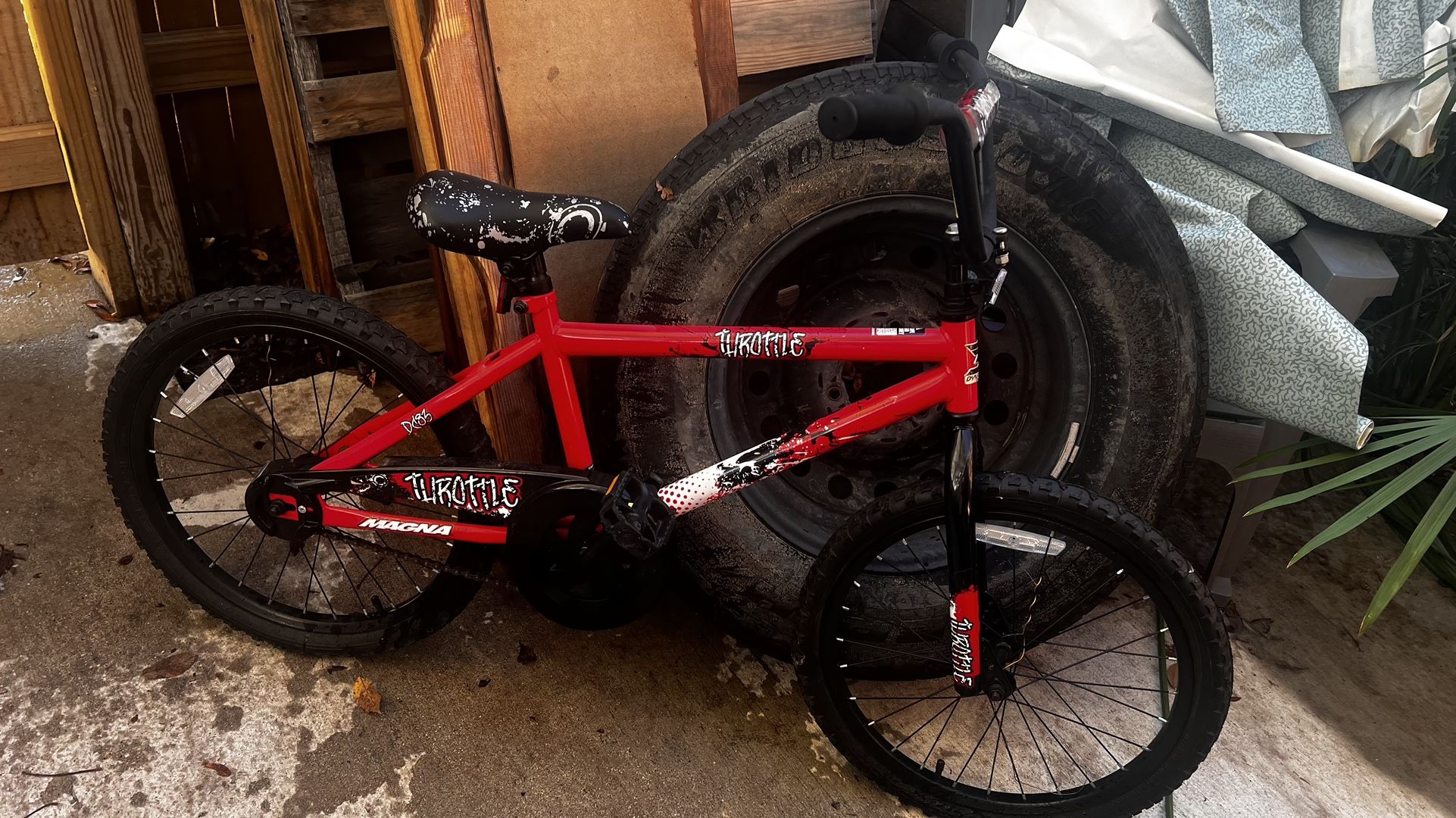 Dynacraft magna Throttle Boys Bike