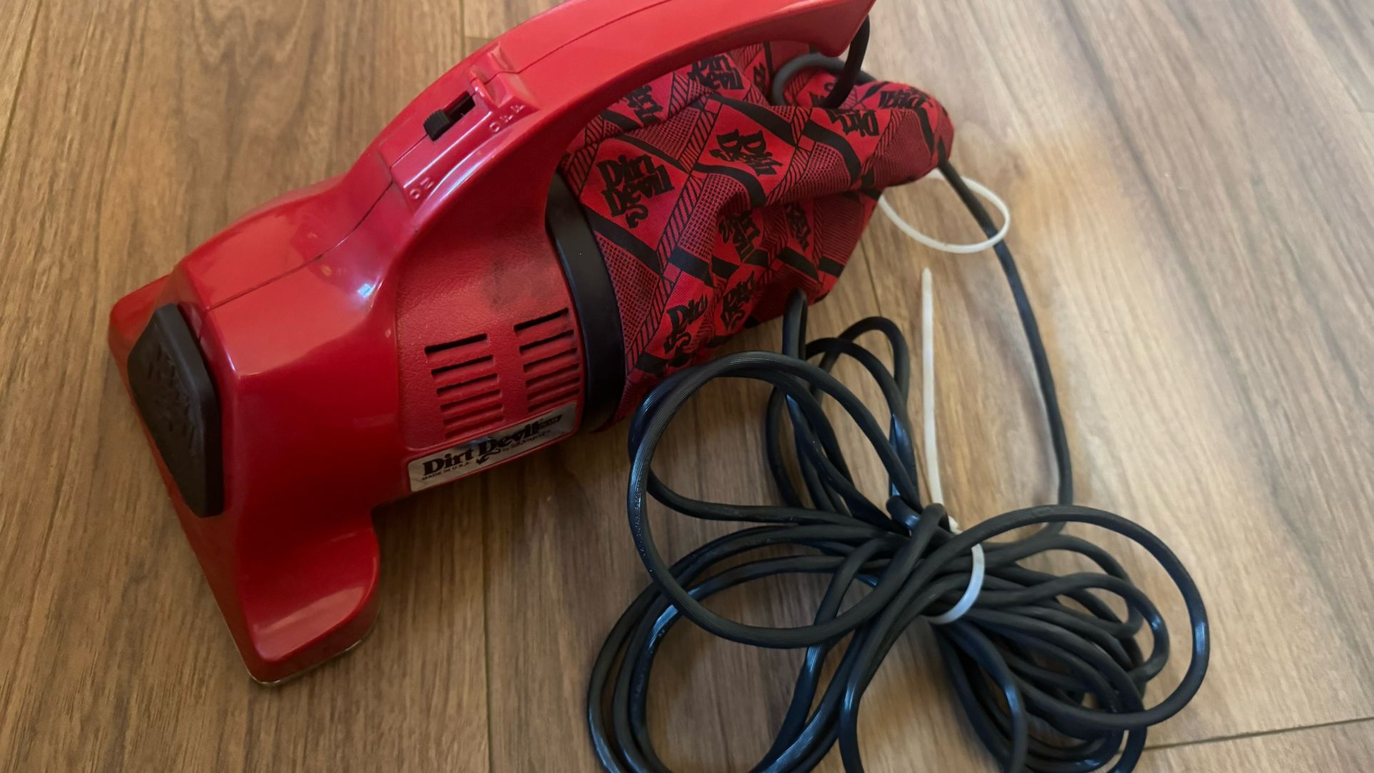 Royal Dirt Devil Plus Red Handheld Home/house/car Vacuum Cleaner