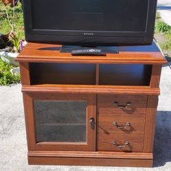 (Delivery Available) 32" TV and stand with storage 