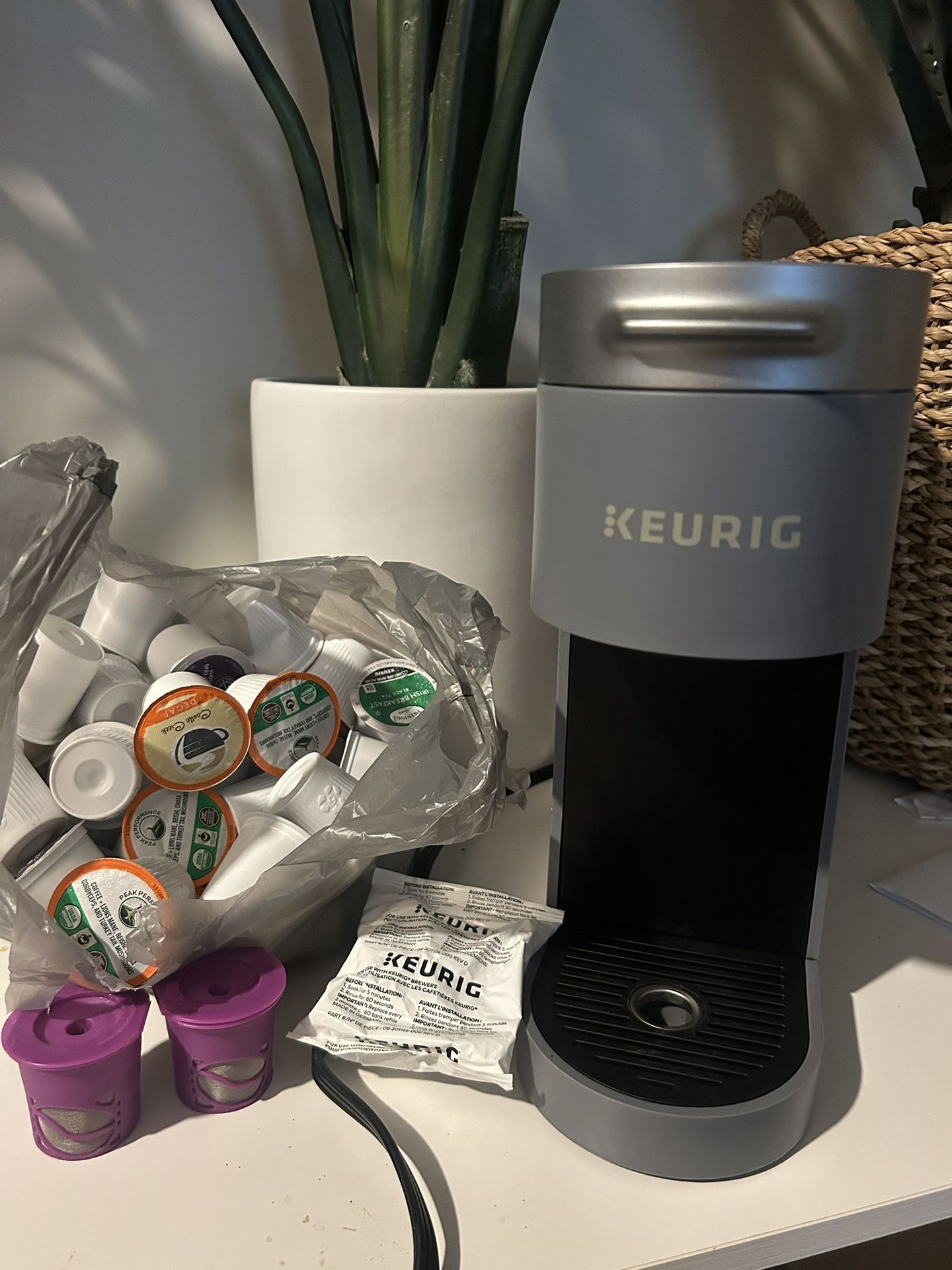 Keurig + tons of k cups pods + cleaner + 2 pods for coffee grounds