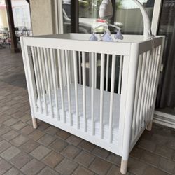 Babyletto Gelato 4-in-1 Convertible Mini Crib - White with Washed Natural Feet
