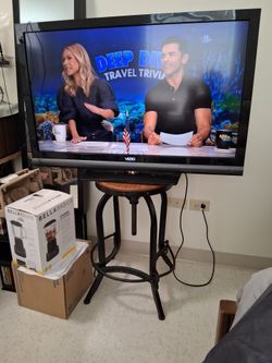 TV 40" w/ REMOTE VIZIO