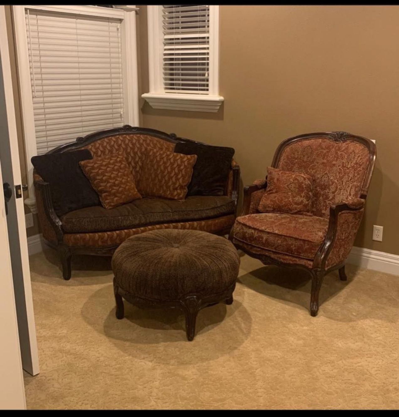 Baroque-Inspired Lounge Set with Luxurious Upholstery