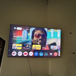 📺 TCL 70” 4K Smart TV + Wall Mount – Google TV – Great Condition