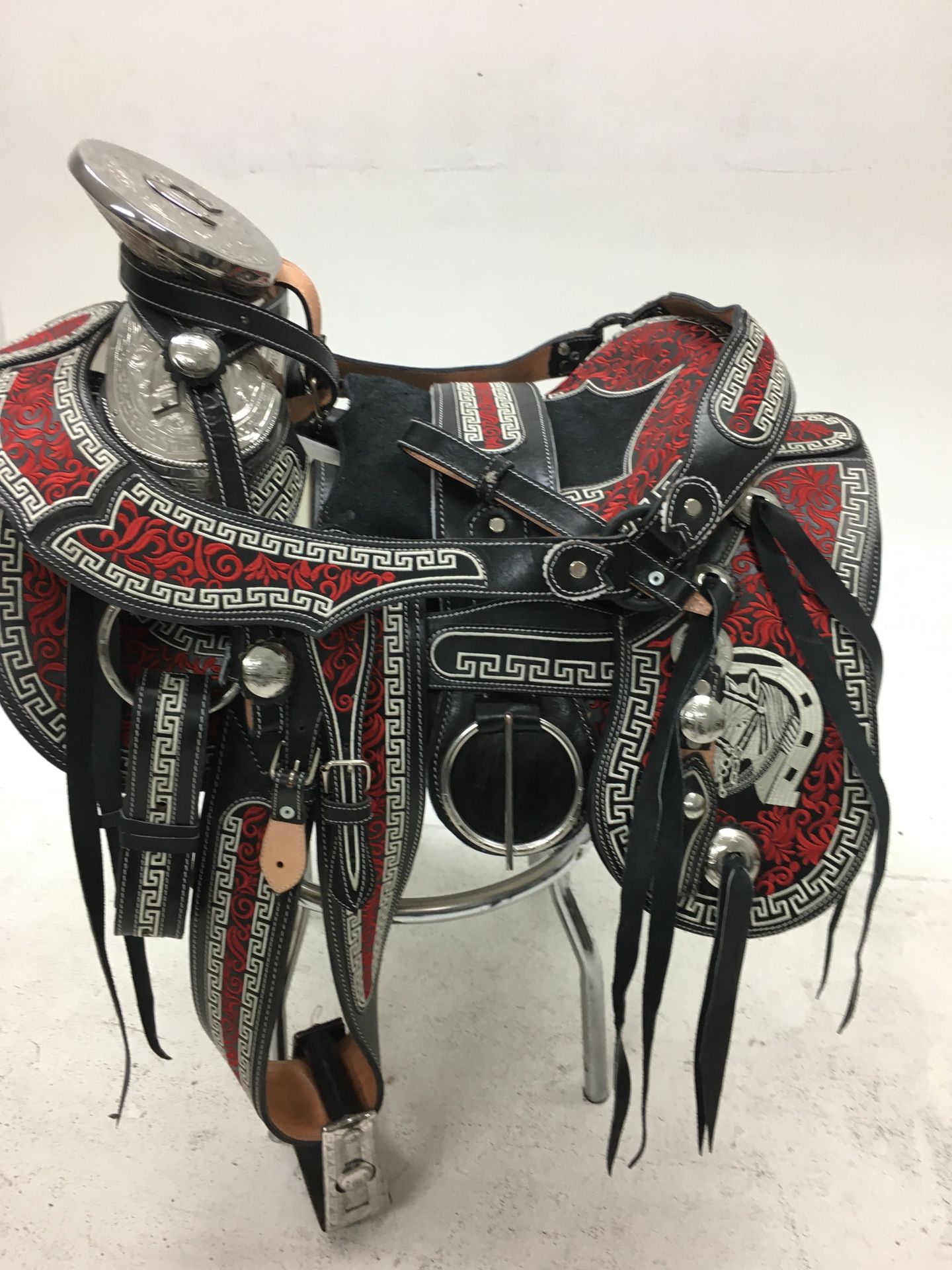 Nueva Montura Charra Bordada Con Herrage Y Fuste Plateado