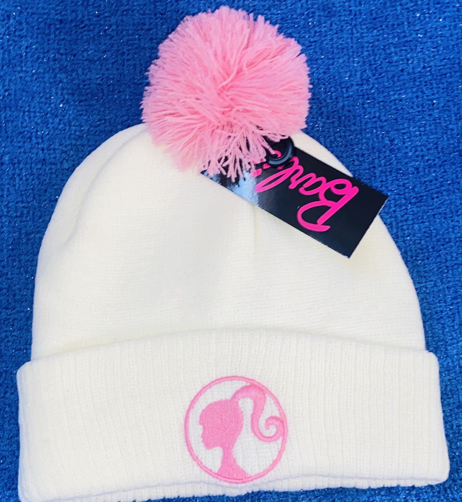 🌸💕🪩🧁🎀🌷✨BARBIE WHITE🤍🌷PINK💕🌸💕BEANIE HAT GRAPHIC W: POM POM🪩🎀💕🌸⚪️🌷💕✨