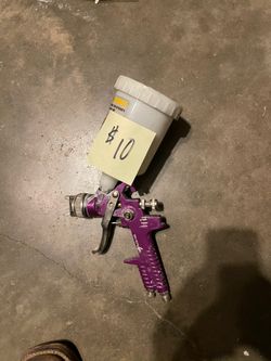 Central pneumatic gravity feed spray gun