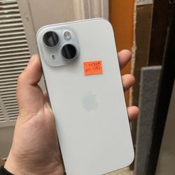 Factory Unlocked Iphone 15 128 gb comes with store warranty 