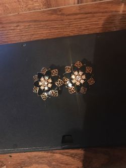 Women flower diamond earrings