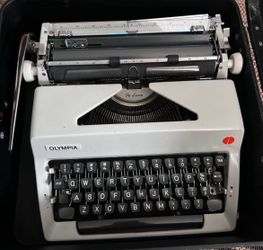 Olympia de luxe vintage typewriter