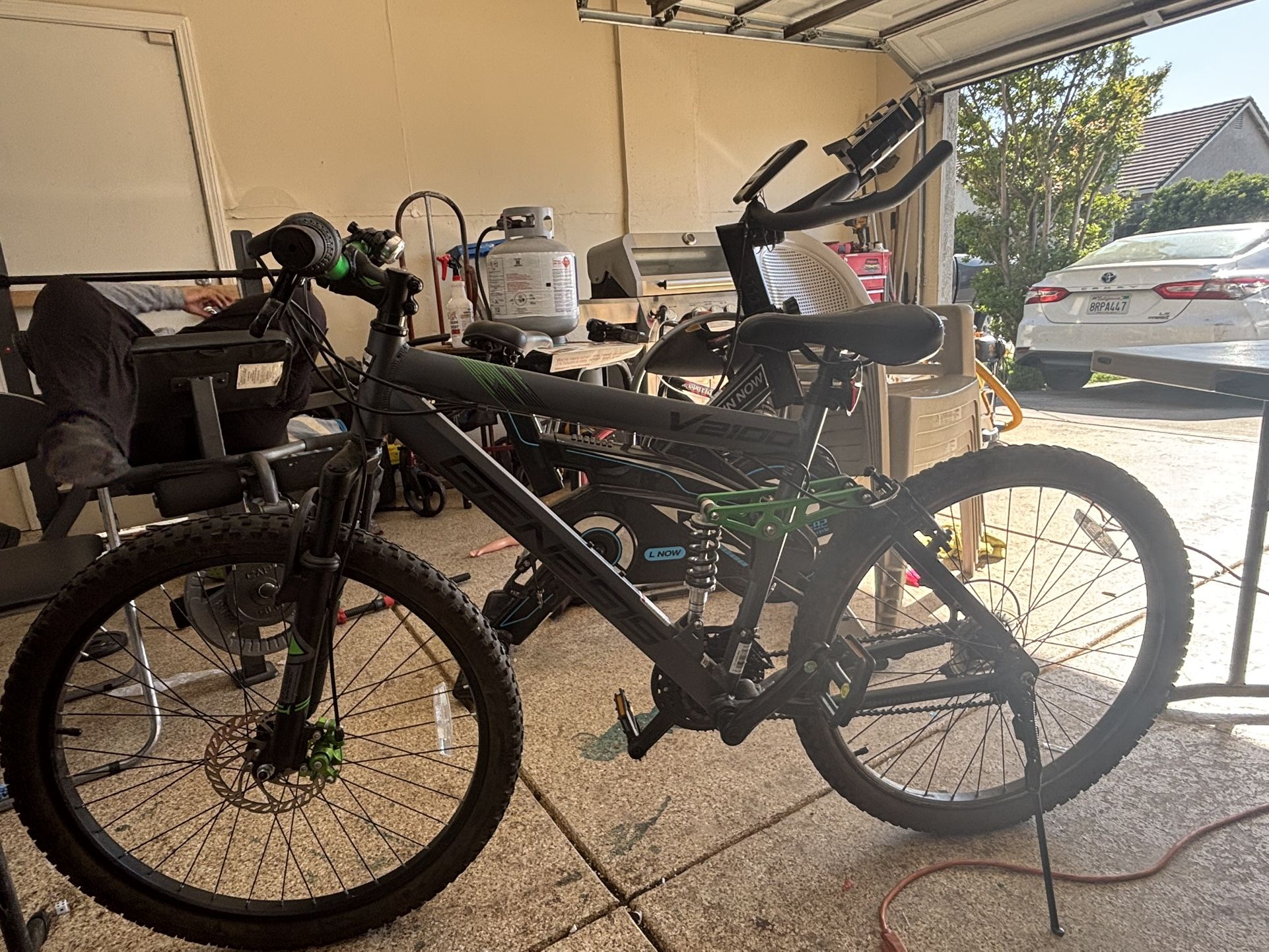 Genesis V2100 Men's Mountain Bike