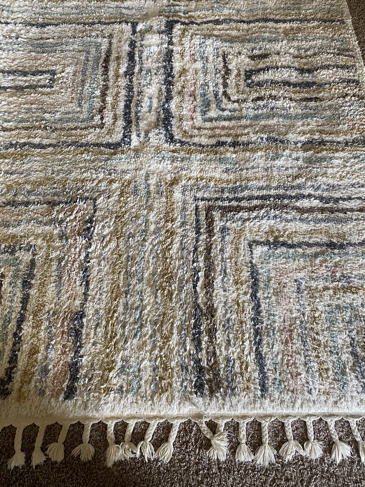 Area rug multicolor. Pet Free./ Non Smoker