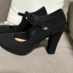 Black Heels  Worn Twice Only For A Couple Hours . Like New Size 8M