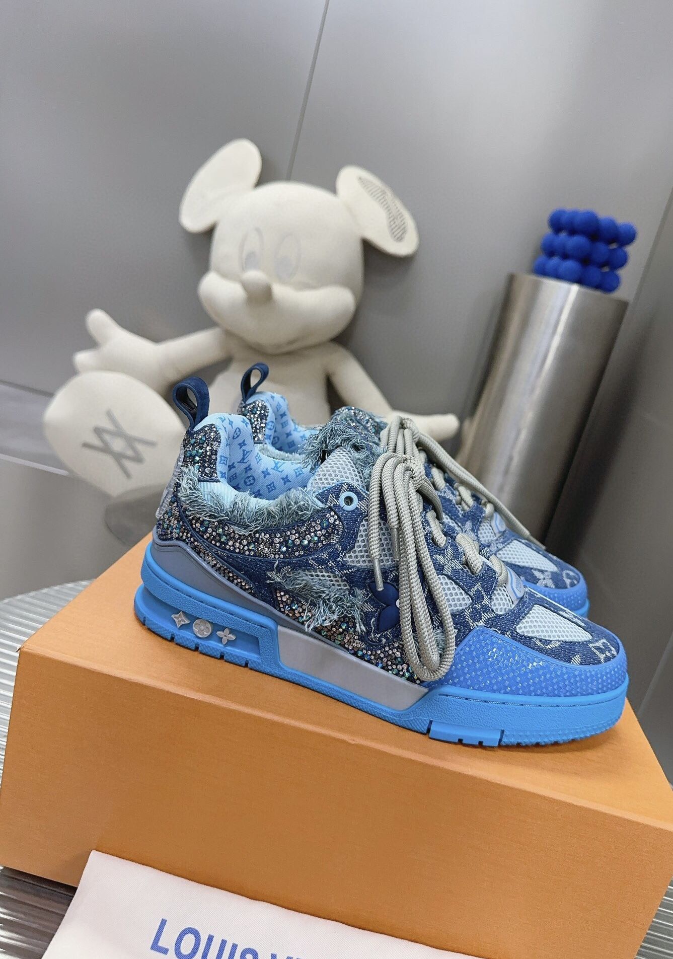 Louis Vuitton cowboy-style old-fashioned stitching sneakers, the trend is eye-catching and shows its personality charm.(off100)