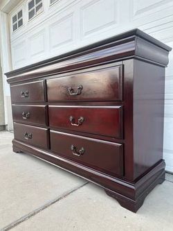Quality Hard Wood Dresser
Dimensions: 61”(W)x18”(D)x34”(H)
Great work
In good condition
Will pick up in North Fontana